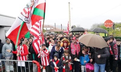 La Aficion Del Athletic Desafia La Lluvia Y Anima A Su Equipo En Lezama