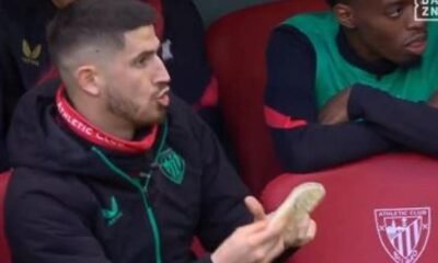 Oihan Sancet Bromea Con Jesus Areso En El Banquillo Del Athletic Club