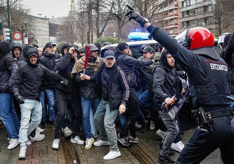 Retraso En Traslado De Hinchas De La Roma Provoca Incidentes En Bilbao