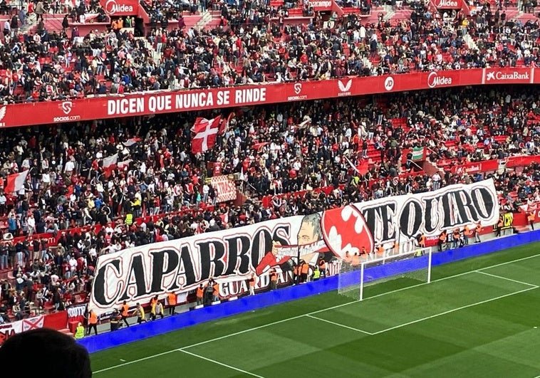 Rinde Homenaje El Sevilla A Caparros Con Un Emotivo Tifo En El Pizjuan