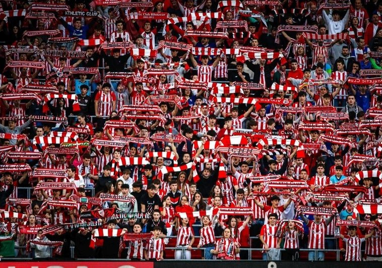 Silban A La Grada De Animacion Del Athletic En Medio De Protestas