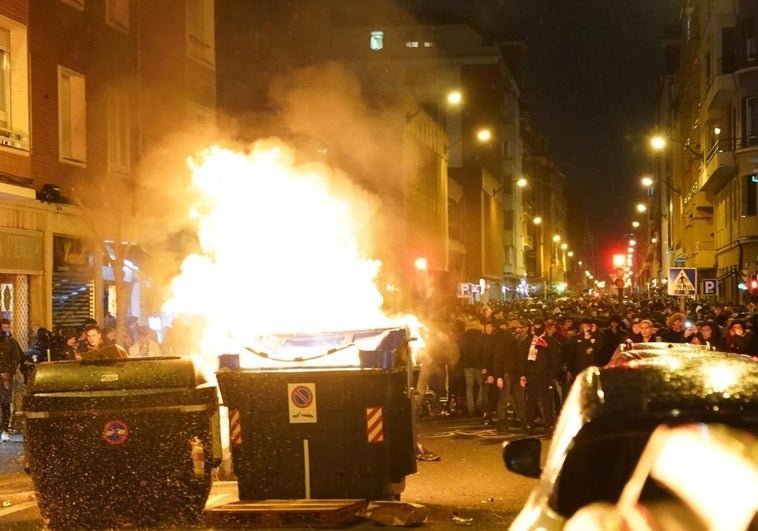 Tension En San Mames Cargas Policiales Y Contenedores Ardiendo Tras El Partido