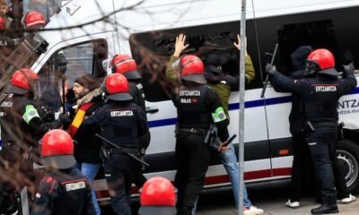 Tension En San Mames La Ertzaintza Interviene Ante Radicales De La Roma