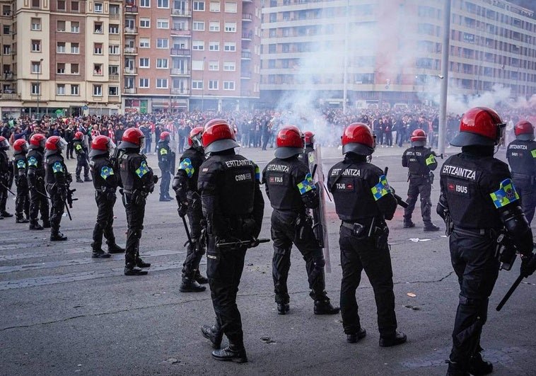 Uefa Multa Al Athletic Con 34000 Euros Por Incidentes Con Ultras En San Mames