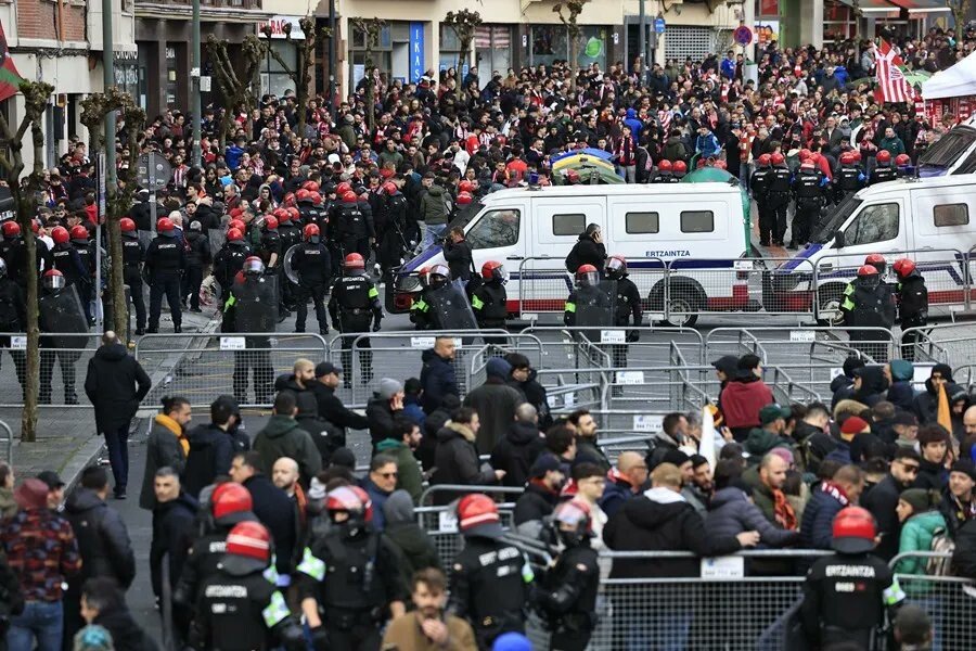 Uefa Sanciona Al Athletic Por Incidentes En San Mames Y Aficion Romana