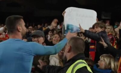 Unai Simon Regala Su Camiseta A Un Nino Y Emociona A Mestalla