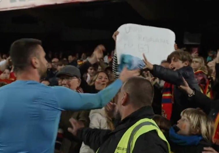 Unai Simon Regala Su Camiseta A Un Nino Y Emociona A Mestalla