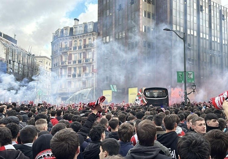 Vive El Bufandeo En Moyua Que Impulsa Al Athletic Hacia La Remontada