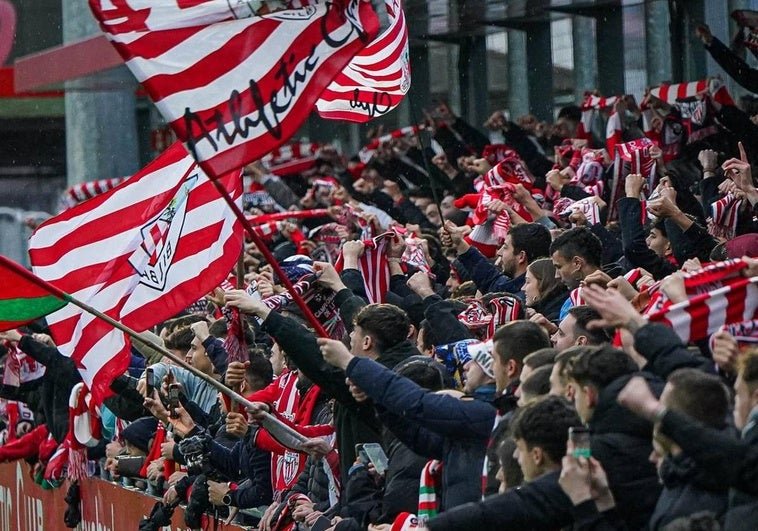 Acompana Al Athletic En Lezama Y Anima Al Equipo Antes De La Semifinal