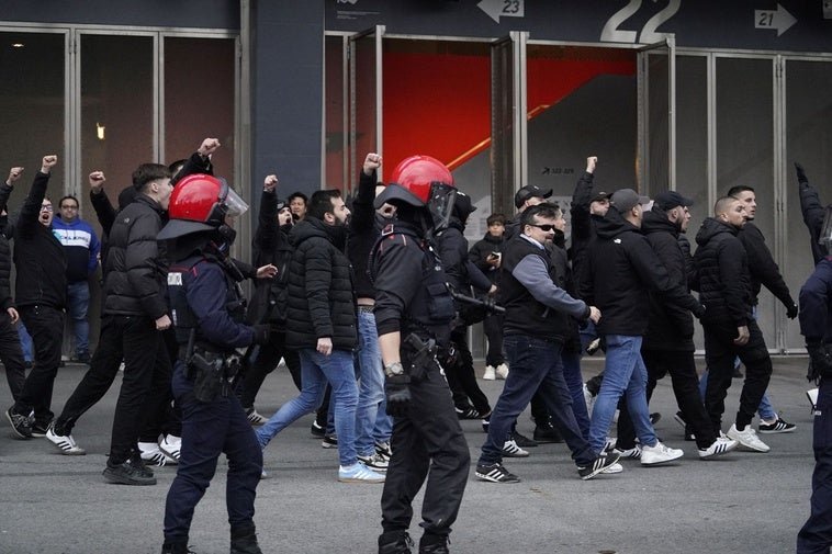 Cachea A Los Aficionados Del Rangers En El Casco Viejo De Bilbao