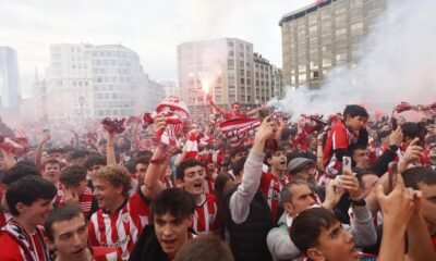 El Athletic Club Siente El Aliento De Su Aficion En Moyua Antes Del Partido