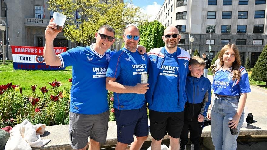 Hinchas Del Rangers Disfrutan De Botellon En Moyua Antes Del Partido