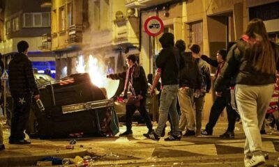 Incidentes En San Mames Jovenes Lanzan Botellas A La Policia Tras El Partido