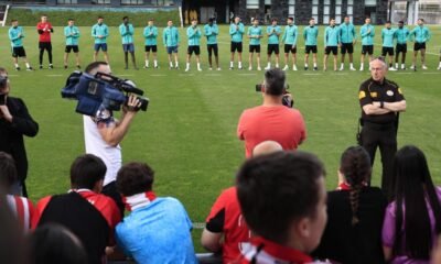 La Aficion Del Athletic Apoya A Su Equipo En Lezama