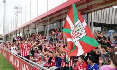 La Aficion Del Athletic Impulsa Al Equipo Hacia La Final De La Europa League Con Un Espectacular Bufandeo En Lezama