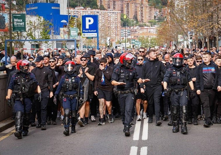 Los Hinchas Del Rangers Disfrutan De Bilbao Y Entran A San Mames Sin Incidentes