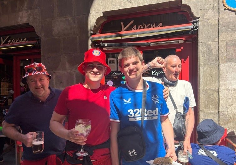 Los Hinchas Del Rangers Se Rien Del Frio En Bilbao Visten De Verano