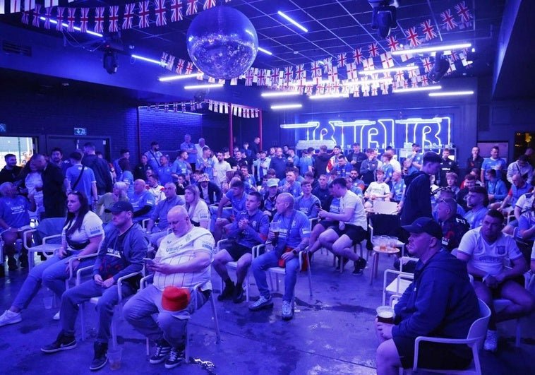 Los Hinchas Del Rangers Transforman La Sala Sonora En Fiesta Escocesa