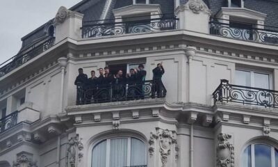Los Jugadores Del Athletic Saludan A La Aficion En El Carlton