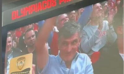 Mendilibar Arrasa En El Basket Ovacion En El Videomarcador De Olympiacos
