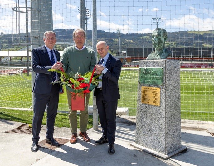 Rinde Homenaje El Rangers A Zarra En Lezama Con Flores Y Respeto
