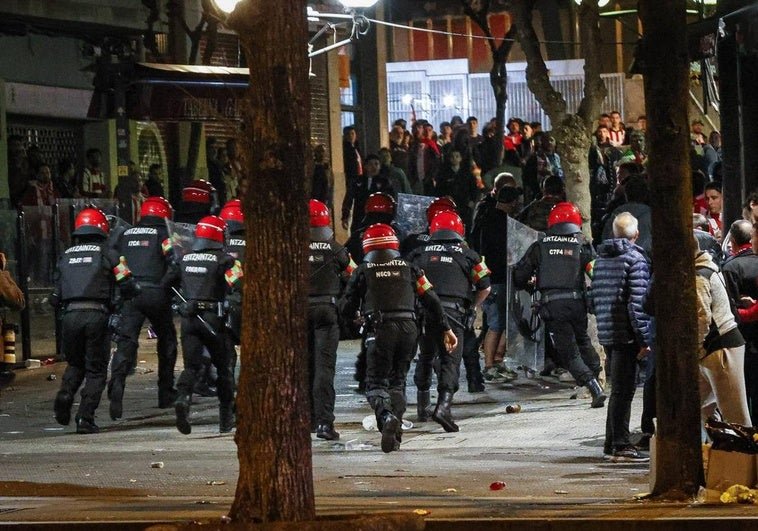 Seis Detenidos Y Doce Ertzainas Heridos En Disturbios Tras El Partido Del Athletic
