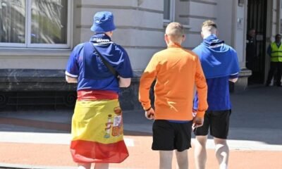Un Hincha Del Rangers Pasea Por Bilbao Con Bandera Espanola Anudada