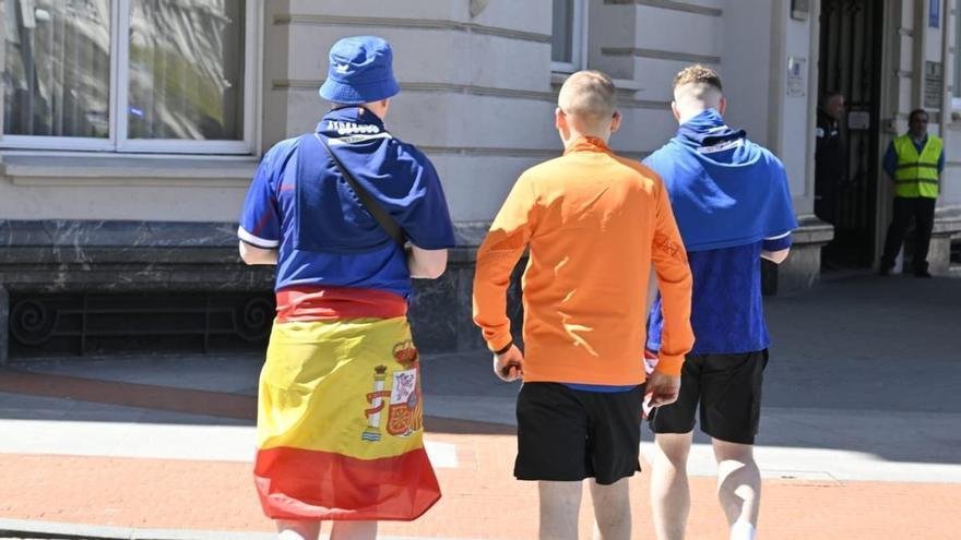 Un Hincha Del Rangers Pasea Por Bilbao Con Bandera Espanola Anudada