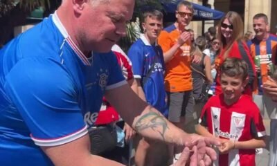 Un Mago Escoces Sorprende A Los Ninos Del Athletic En La Plaza Nueva