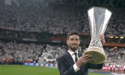 Aduriz Emociona A Las Aficiones Con Trofeo Desde Cesped