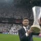 Aduriz Emociona A Las Aficiones Con Trofeo Desde Cesped