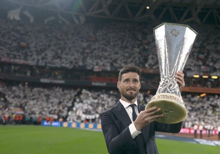Aduriz Emociona A Las Aficiones Con Trofeo Desde Cesped