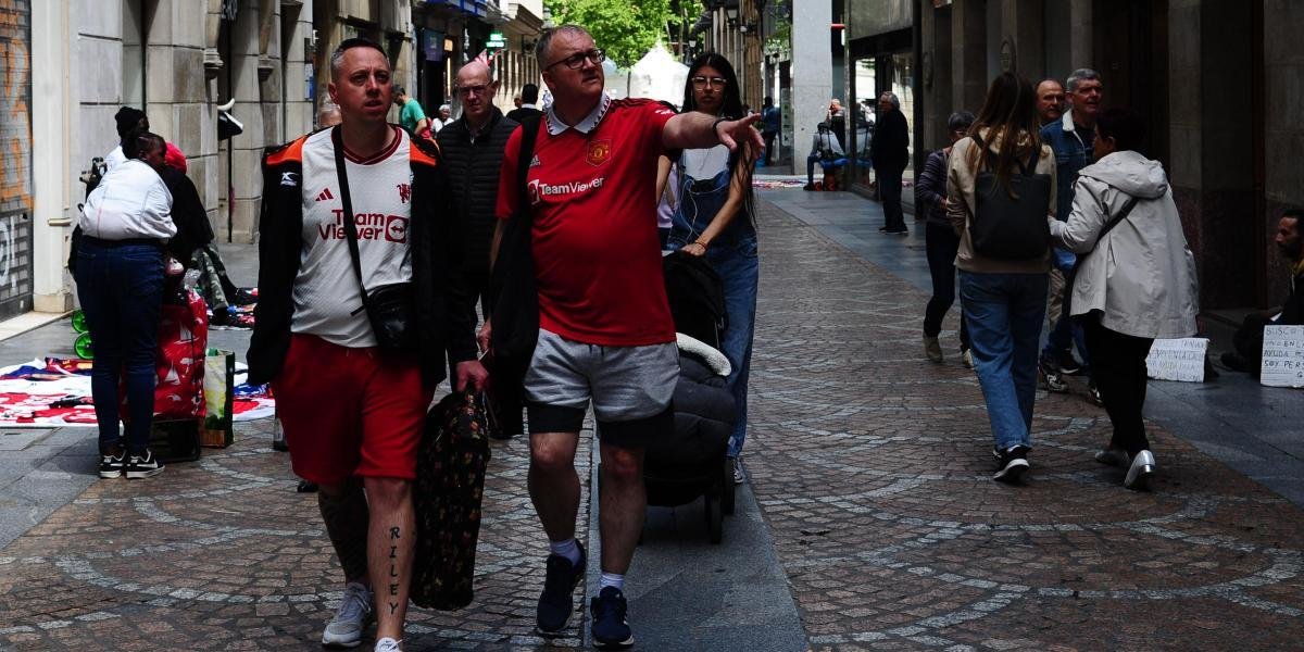 Aficionados Ingleses Invaden Bilbao Antes De La Final