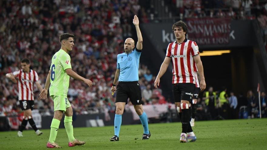 El Arbitro Gonzalez Fuertes Se Retira Con Polemica En San Mames