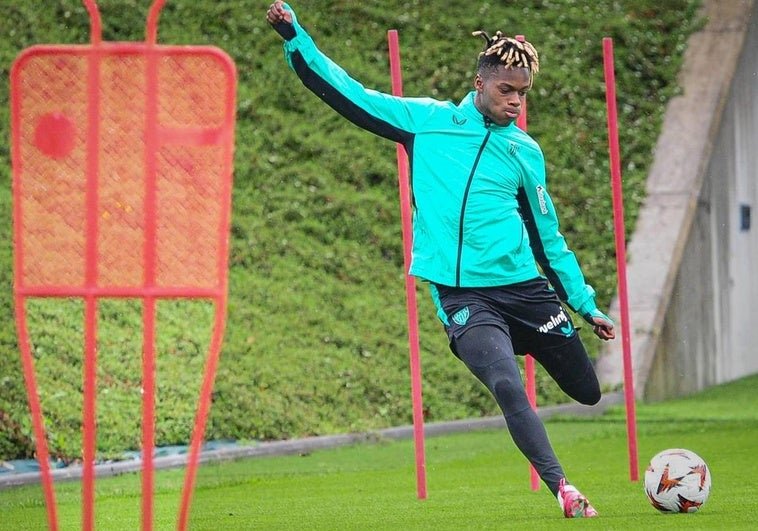 Nico Williams Se Prueba Con Balon Al Margen Del Grupo