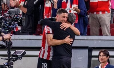 Valverde Se Une A La Aficion Para Cantar Txoria Txori Tras Clasificacion A Champions