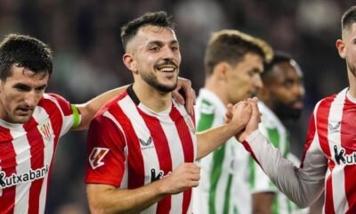 Aitor Paredes Ayuda A Aficionado Rojiblanco En Bilbao Un Gran Gesto