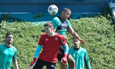 Julen Agirrezabala Entrena En Lezama Mientras Se Espera Su Salida