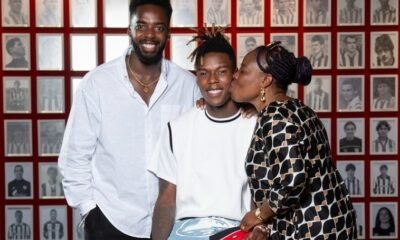 Los Besos De Inaki Y Maria Arthuer A Nico Tras Su Renovacion Con El Athletic