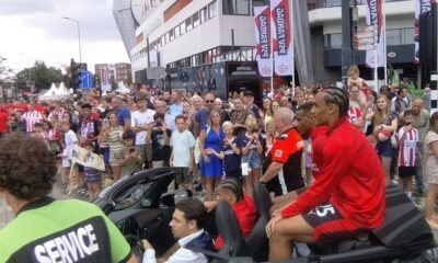 Psv Sorprende Con Llegada En Coches Descapotables Al Partido Contra Athletic