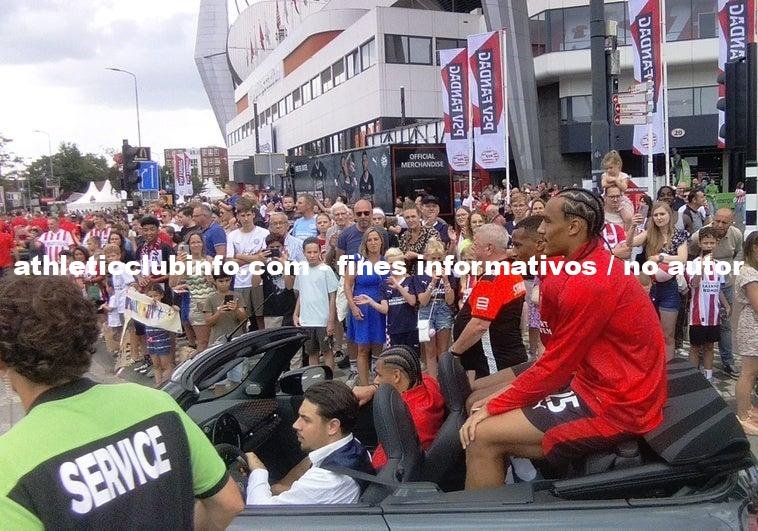 Psv Sorprende Con Llegada En Coches Descapotables Al Partido Contra Athletic