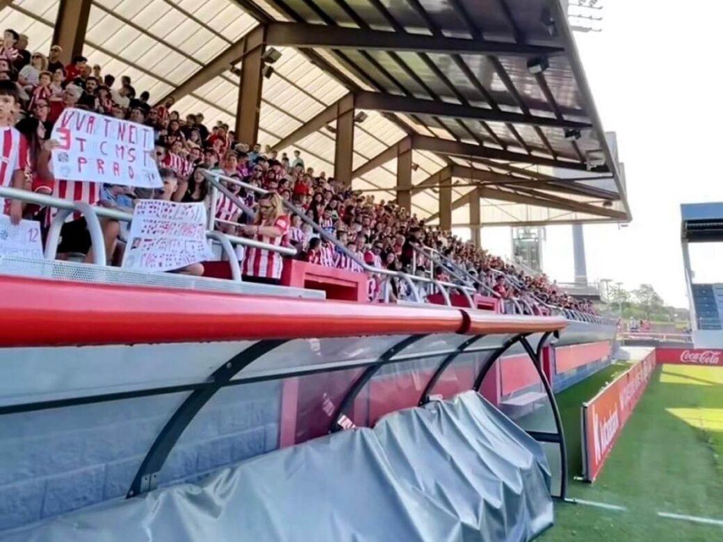 El Athletic Club Recibe Apoyo Vital De Su Aficion En Lezama