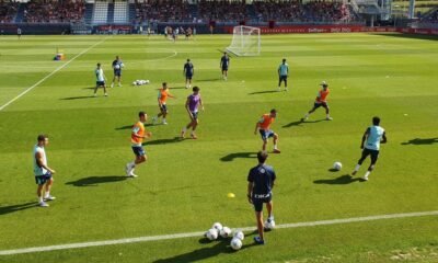 El Athletic Se Conecta Con Su Aficion En El Primer Entrenamiento En Lezama