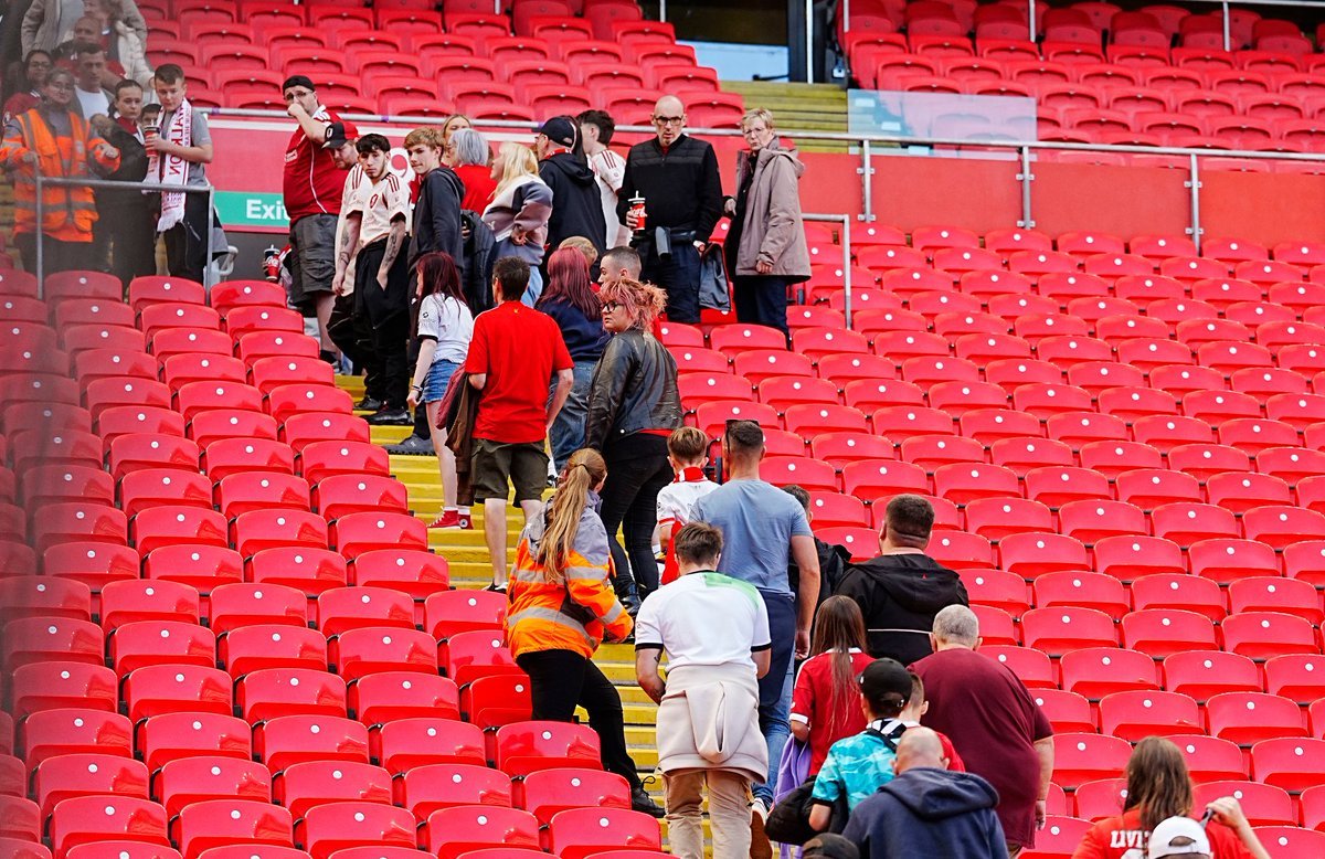 Evacuacion De Anfield Antes Del Amistoso Liverpool Athletic Por Alarma